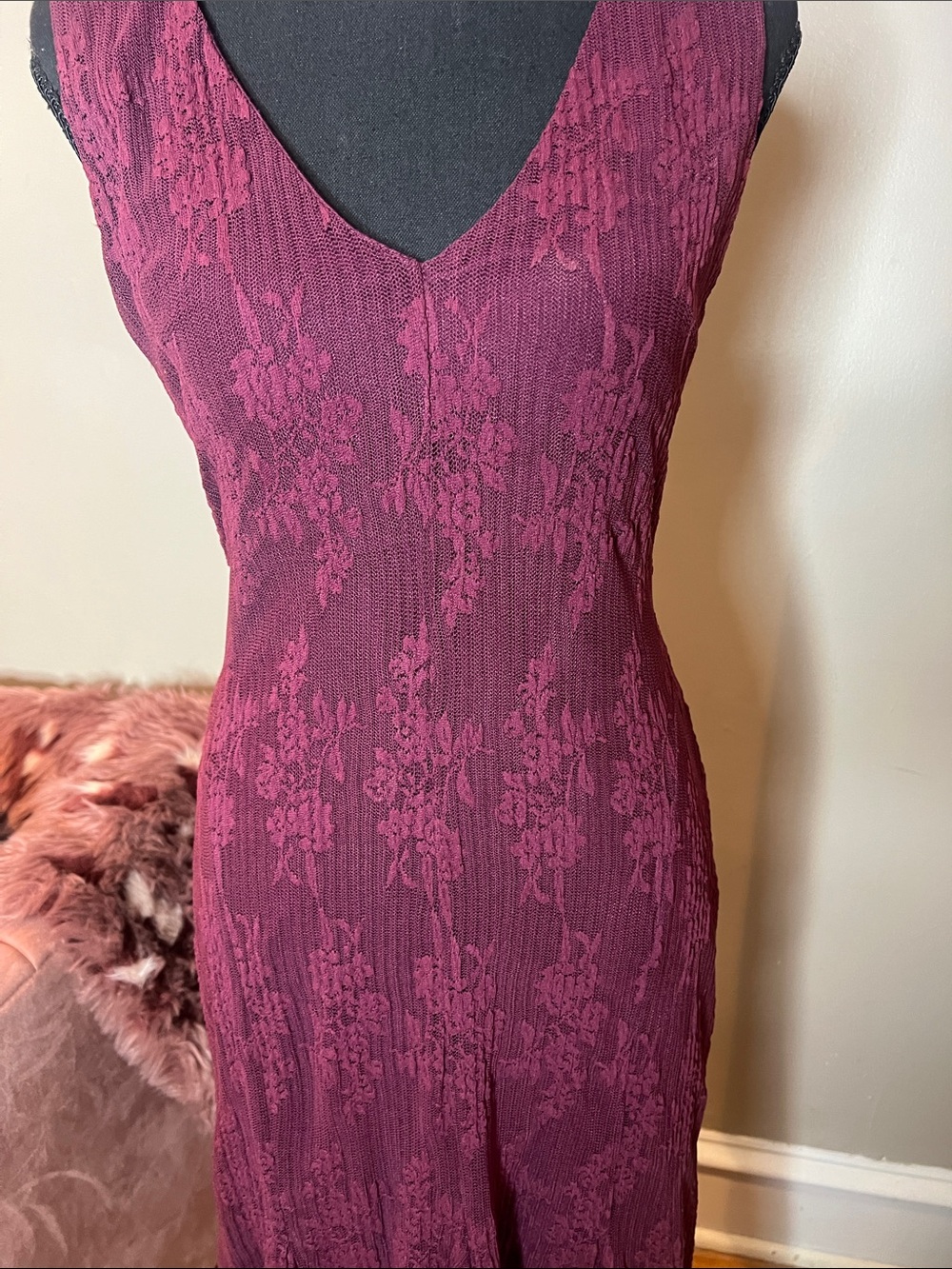 Sleeveless V-Neck Lace Maxi Dress in Burgundy - Picture 5 of 5